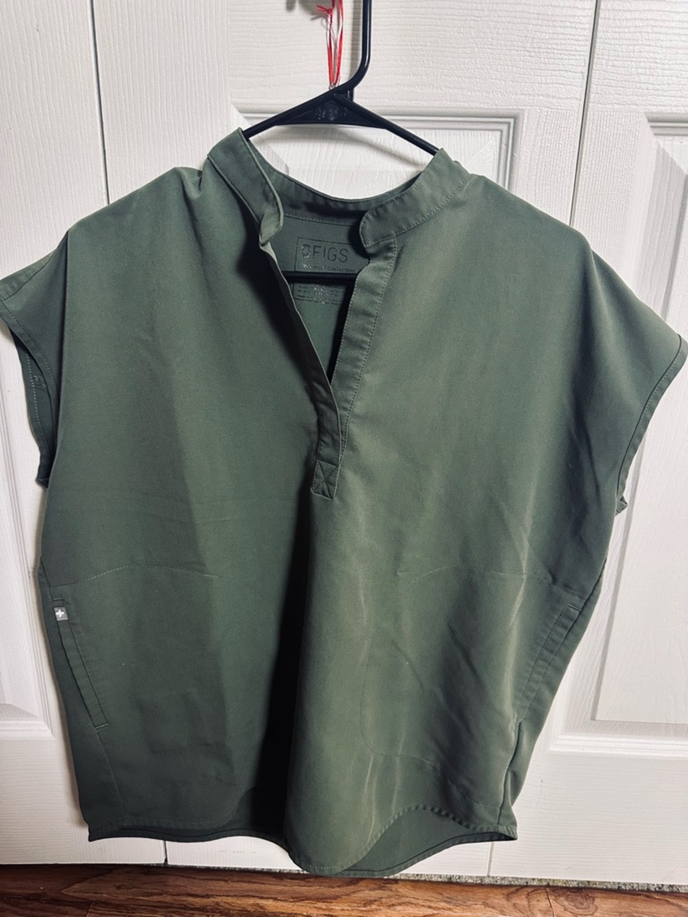 Figs women’s  Casual Short-Sleeve Button-Down Shirt in Olive